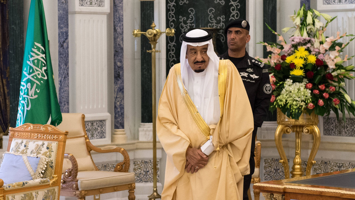 Król Arabii Saudyjskiej Salman ibn Abd al-Aziz as-Saud nakazał zawiesić w obowiązkach dziennikarza, który scharakteryzował monarchę używając określeń przysługujących samemu Allahowi - podały dzisiaj saudyjskie media.