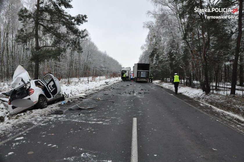 Wjechał autem pod ciężarówkę. Nie żyje