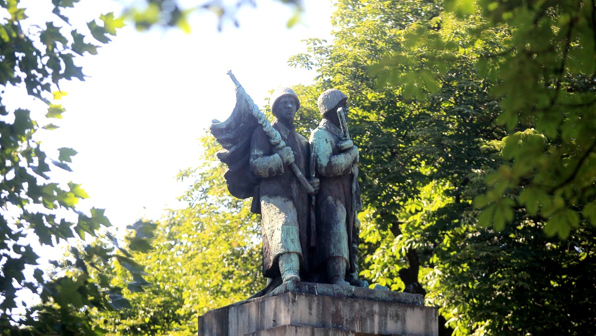 Z cokołu na Placu Wolności w Katowicach zdjęto pomnik Wdzięczności Armii Radzieckiej. Wkrótce monument zostanie przeniesiony na miejscowy cmentarz żołnierzy sowieckich. Przeciwko obecności pomnika w centrum miasta od lat protestowali przedstawiciele opozycji z czasów PRL.