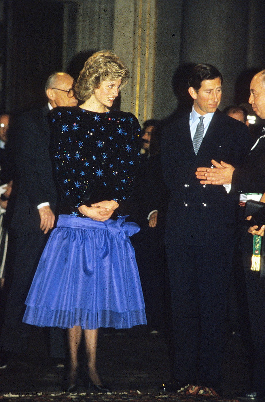 Księżna Diana i książę Karol biorą udział w kolacji wydanej przez burmistrza Florencji podczas podróży po Włoszech w kwietniu 1985 r. Diana ma sobie sukienkę Azagury. 