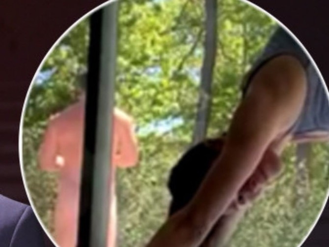 Supruga vežba jogu, on nag u pozadini