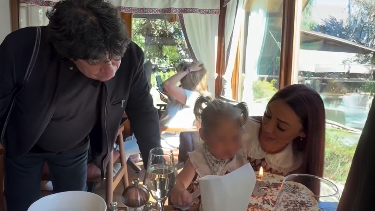MUZIČAR SLAVI ROĐENDAN 30 GODINA MLAĐE ŽENE! Prošla kroz agoniju, a sad sa njihovom ćerkom duva svećice: 