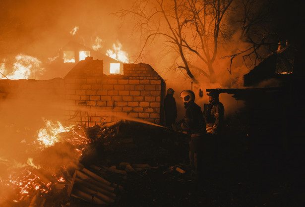 Pożar po rosyjskim ostrzale we wsi Iwaniwka niedaleko Bachmutu w obwodzie donieckim