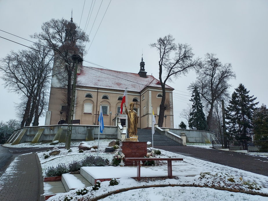 Nad wsią góruje kościół św. Marcina i Stanisława Biskupa. Czarnek był w nim ministrantem od 6. roku życia