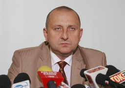 Paszkiewicz ucieka przed komornikiem. Wykorzystuje to, że jest szefem NFZ