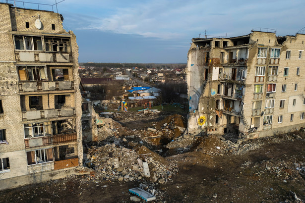 Zniszczone przez armię rosyjską bloki mieszkalne w mieście Izium w obwodzie charkowskim