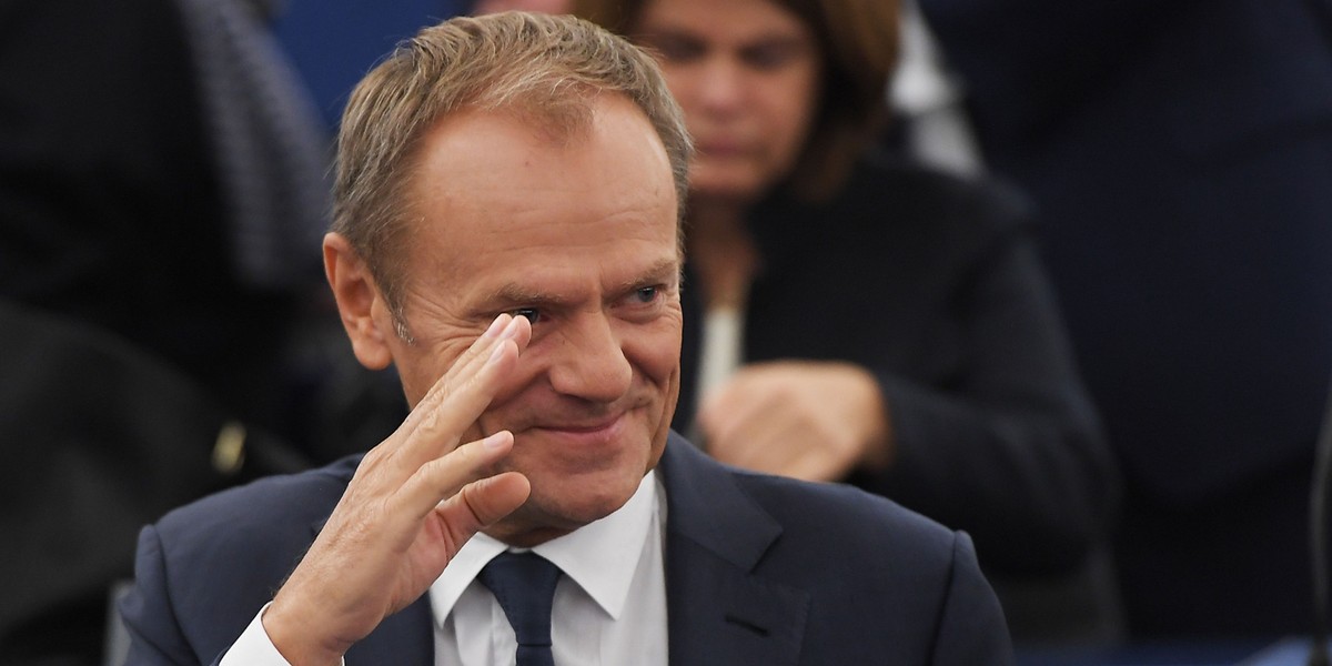 Szef Rady Europejskiej Donald Tusk poinformował we wtorek wieczorem, że w związku z decyzją premiera Borisa Johnsona o wstrzymaniu ratyfikacji umowy o wyjściu W. Brytanii z UE, będzie rekomendował liderom UE-27 zaakceptowanie wniosku o przedłużenie brexitu.