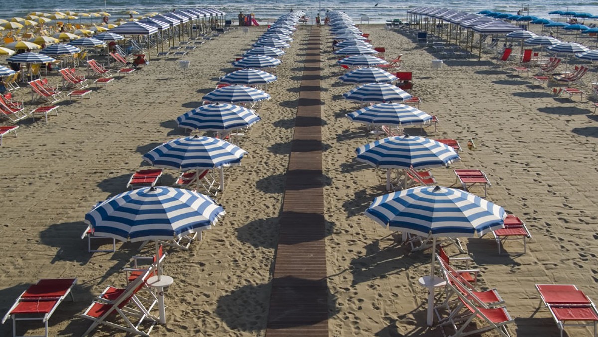 Miła niespodzianka spotkała we wtorek tych, którzy pojechali na nadmorskie plaże w rejonie Rzymu. W wielu miejscach zaoferowano im bezpłatny wstęp na plażę i wypożyczenie leżaków oraz parasoli.