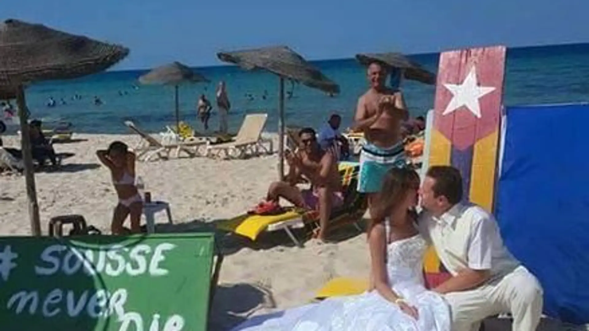 Pobrali się na plaży w Susie, by pokazać, że terroryzm nigdy nie wygra z miłością (wideo)