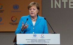 'Politico': Merkel osłabiona, ale wciąż w grze