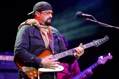 Steven Seagal gra bluesa. Nie on jeden! Gwiazdy Hollywood podbijają scenę muzyczną [ZDJĘCIA]