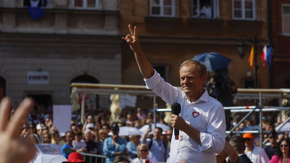 Przewodniczący Platformy Obywatelskiej Donald Tusk w czasie marszu 4 czerwca