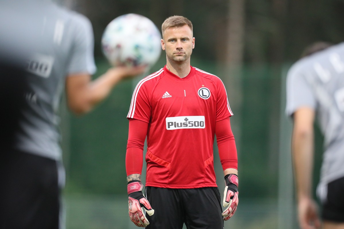 Bramkarz Legii Warszawa Artur Boruc podczas treningu drużyny w Legia Training Center w Książenicach pod Warszawą
