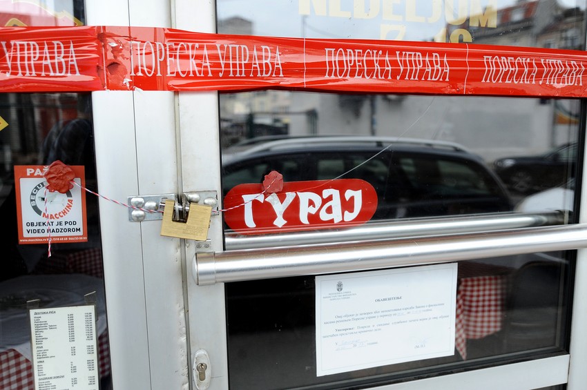 Katanac i crvena traka Poreske uprave