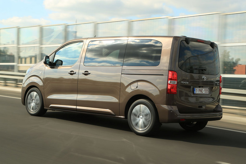 Toyota ProAce Verso Medium - pogromca Volkswagena T6?