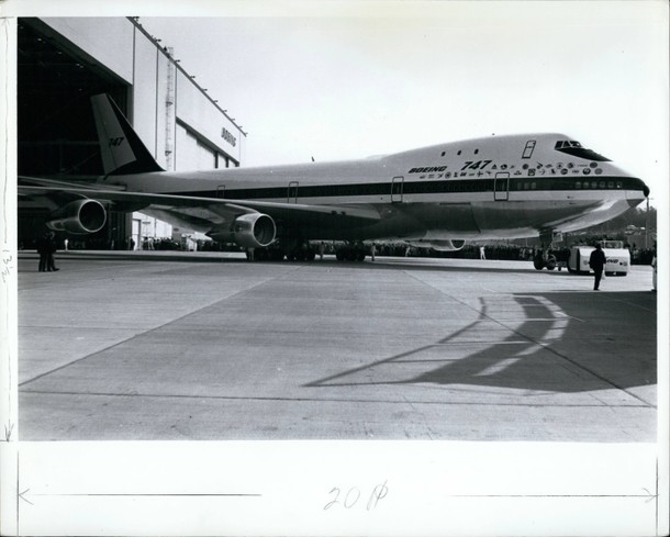 Boeing 747 przed hangarem w Everett