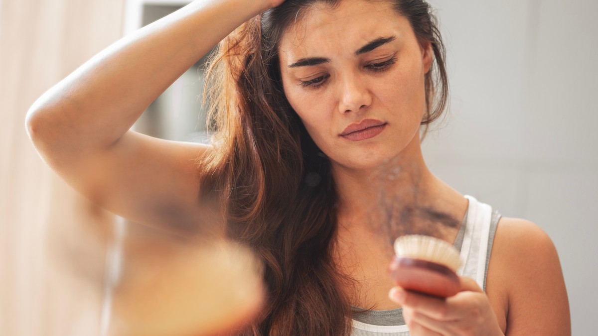 Opadanje kose može da ukazuje na probleme sa štitnom žlezdom, hormonske promene ili stres