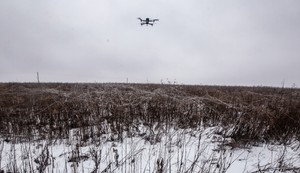 Ukrajinski izviđački dron na polju punom optičkih kablova za dronove na Sumskom frontu