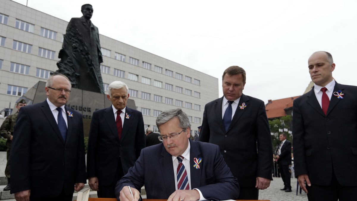 O śląsko-polską solidarność zaapelował w piątek prezydent Bronisław Komorowski, który w Katowicach uczestniczył w uroczystościach 90. rocznicy powrotu części Górnego Śląska do odradzającej się Polski. Sprzeciwił się idei autonomii, uznając ją za anachroniczną.