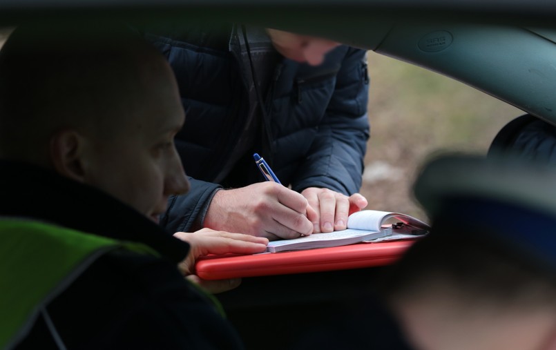 Kierowcy, którzy będą przewozić swoim autem więcej osób niż to zapisano w dowodzie rejestracyjnym, stracą uprawnienia do kierowania samochodem na 3 miesiące.