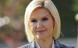 Była wicemarszałek kieruje jednocześnie szpitalem i centrum nauki. PiS chce wyjaśnień