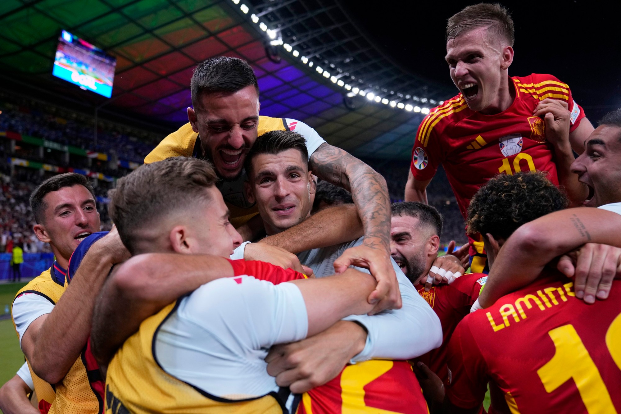 Hráči Španielska sa tešia z výhry 2:1 po finálovom zápase Španielsko - Anglicko na ME vo futbale v Berlíne.
