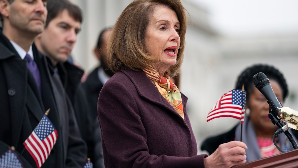 W wywiadzie dla "Washington Post" przewodnicząca Izby Reprezentantów USA Nancy Pelosi powiedziała, że nie jest zwolenniczką impeachmentu prezydenta Donalda Trumpa. Jej zdaniem groziłoby to zbyt głębokiej polaryzacji społeczeństwa. - Nie jest tego wart - dodała.