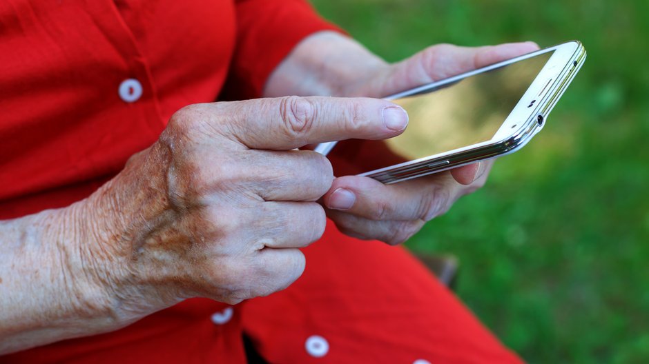 Będę stara, jak się tak poczuję — mówi współczesna babcia, i spokojnie płaci za wydatki przez internet