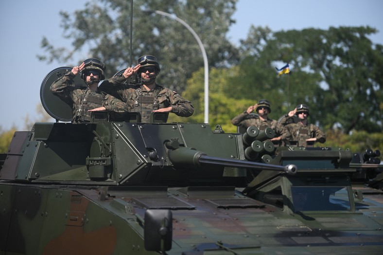 Warszawa, 15.08.2025. Defilada wojskowa na warszawskiej Wisłostradzie, w ramach obchodów Święta Wojska Polskiego, 15 bm. Tegoroczna defilada wojskowa odbywa się pod hasłem „Dziękujemy za Waszą służbę”. (mr) PAP/Marcin Obara