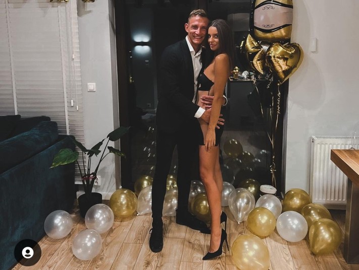 Widok postu zamieszczonego na profilu Pauliny Nowickiej na Instagramie: Jakub Rzeźniczak i Paulina Noicka gotowi na sylwestra.