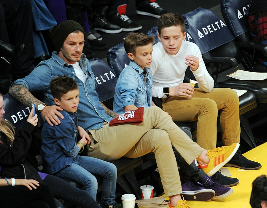 David Beckham z synami na meczu NBA / fot. Agencja BE&amp;W