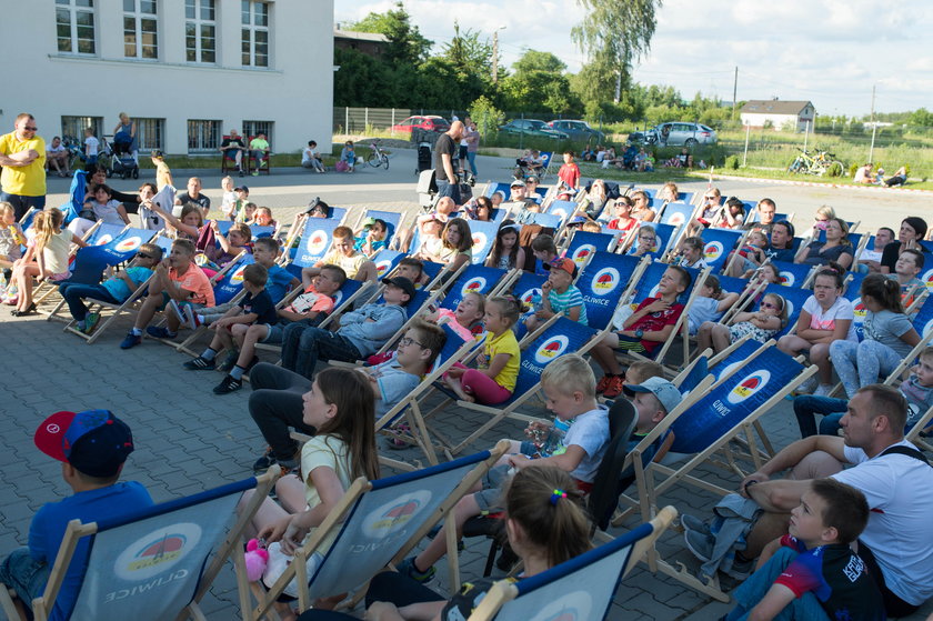 Plenerowe kino na terenie szkoly podstawowej nr 11 w Gliwicach .
