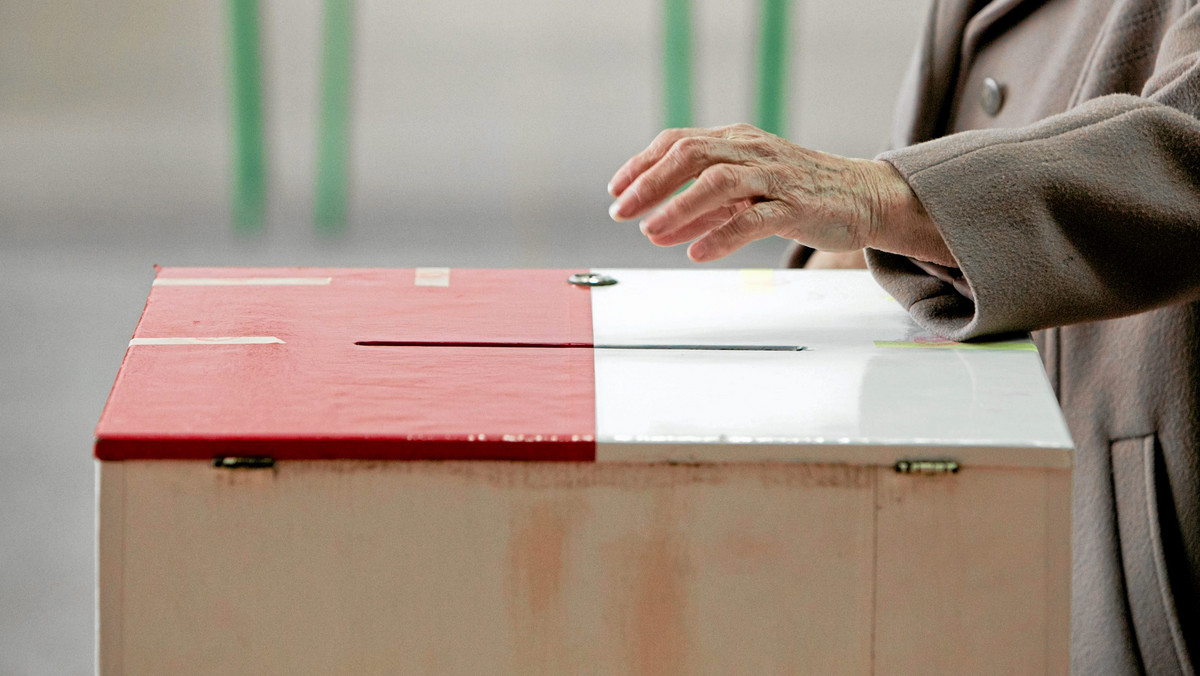 We wrześniu zamiar głosowania na PiS zadeklarowało 30 proc. ankietowanych, którzy wyrazili chęć wzięcia udziału w wyborach parlamentarnych; na PO zagłosowałoby 25 proc. - wynika z sondażu TNS Polska. Do Sejmu weszłyby też partie: SLD - 8 proc. oraz PSL i RP - po 5 proc.