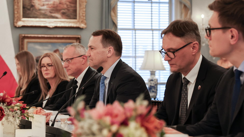 Minister spraw zagranicznych Radosław Sikorski (3P), ambasador RP w USA Marek Magierowski (4P) oraz rzecznik MSZ Paweł Wroński (2P) podczas spotkania delegacji obu krajów w Departamencie Stanu w Waszyngtonie (26 lutego)