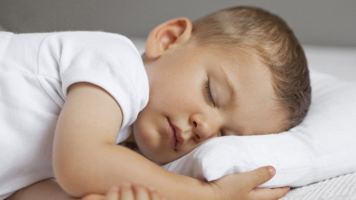 Co piąty rodzic uważa, że jego dzieci nie śpią wystarczająco dobrze. Profesor Paul Gringras, specjalista w dziedzinie zaburzeń snu, tłumaczy, jak to zmienić.
