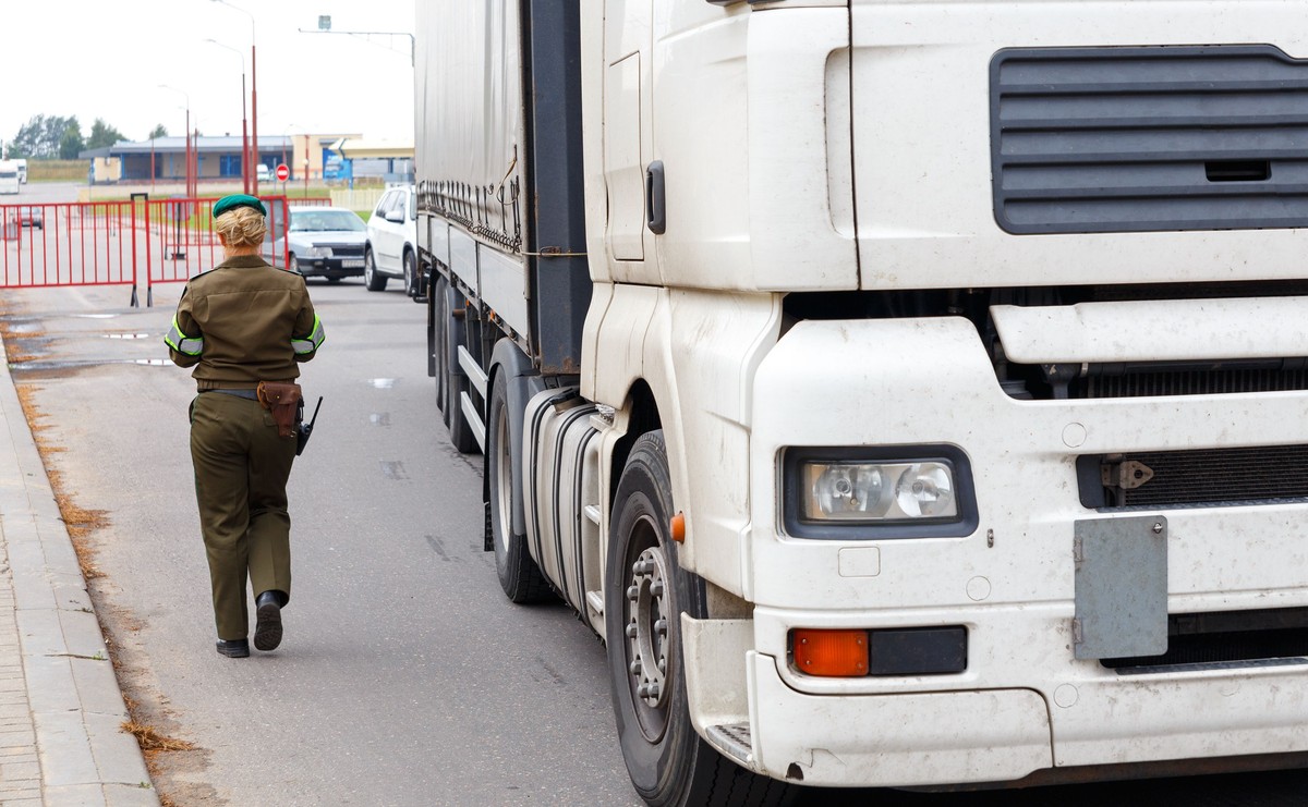 Strażniczka na polsko-białoruskim przejściu granicznym