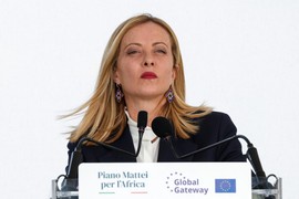 Đorđa Meloni (48) USLIKANA U KUPAĆEM KOSTIMU i evo kako čelična lejdi italijanske politike izgleda kad SKINE ŠIROKA ODELA I OPUSTI SE NA PLAŽI - uverena da je niko ne gleda!