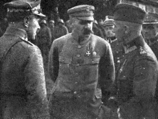 Naczelny Wódz Józef Piłsudski oraz gen. Edward Śmigły-Rydz tuż przed bitwą niemeńską - domena publiczna