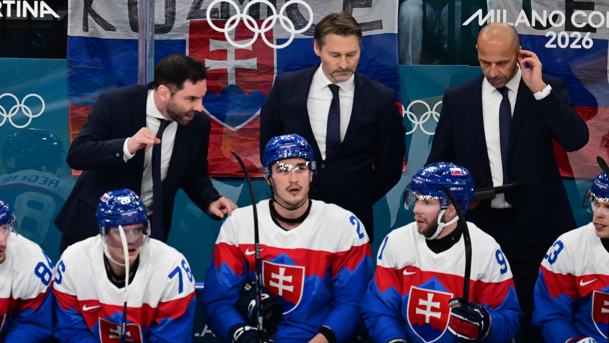 Sprava Adam Liška, Matúš Sukeľ, Adam Ružička, Martin Pospíšil, Pavol Regenda, v pozadí sprava asistent trénera Ján Pardavý, hlavný tréner Vladimír Országh a jeho asistent Todd Woodcroft (všetci Slovensko).