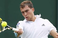 Jerzy Janowicz w białym stroju Wimbledon 2013