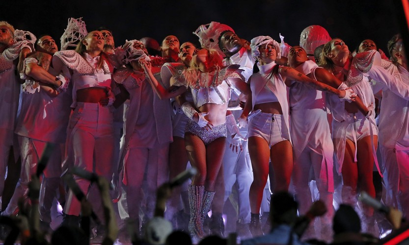 Lady Gaga podczas występu na Superbowl