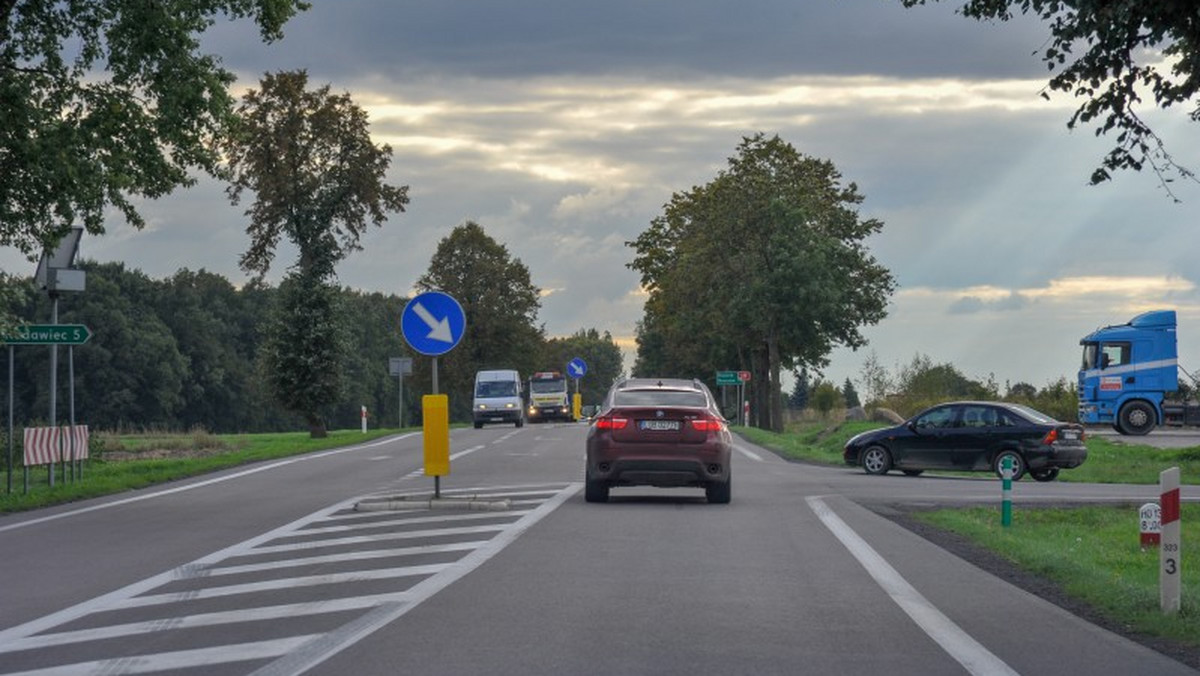 Jest coraz bliżej do powstania drogi ekspresowej z Lublina do Kraśnika. Dziś podpisano umowy z wykonawcami trzech odcinków S19, która jest częścią międzynarodowego szlaku Via Carpatia. Nową trasą pojedziemy w 2021 roku.