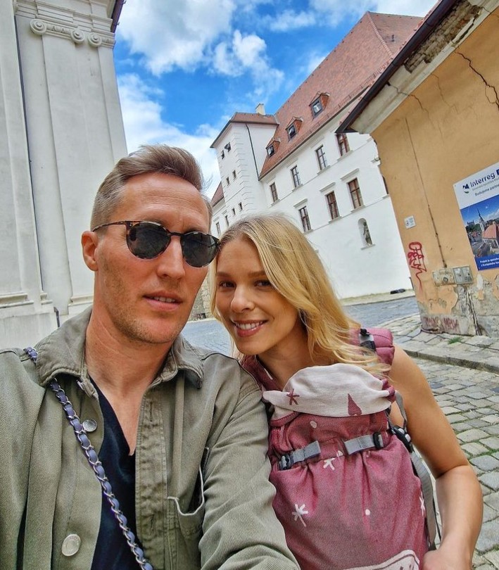 Moderátor Matej Sajfa Cifra a moderátorka Veronika Cifrová Ostrihoňová.
