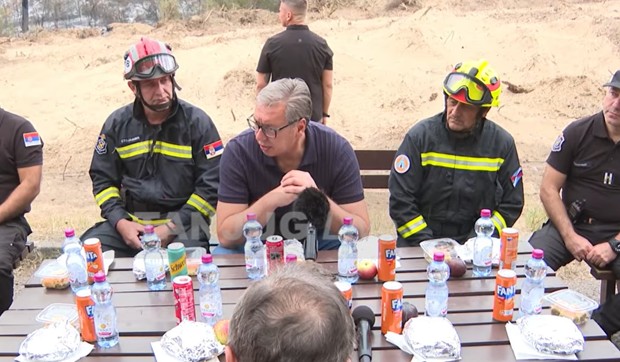 Vučić sa vatrogascima