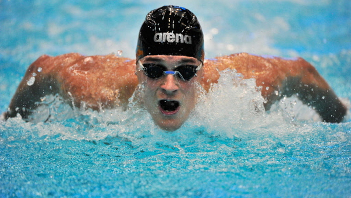 Paweł Korzeniowski (AZS AWF Warszawa) zajął dopiero 14. miejsce w eliminacjach pływania i nie zdołał awansować do finałowego wyścigu na 200 m stylem motylkowym XXVI Uniwersjady w chińskim Shenzhen (Szenczen).