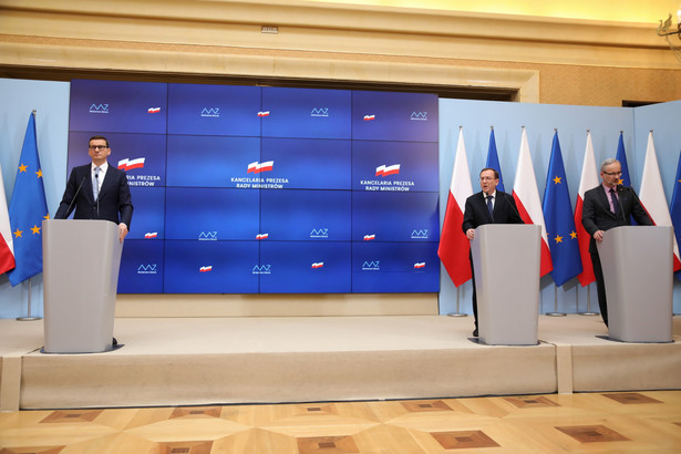 Minister zdrowia Adam Niedzielski (P), premier Mateusz Morawiecki (L) oraz minister spraw wewnętrznych i administracji Mariusz Kamiński (2L)