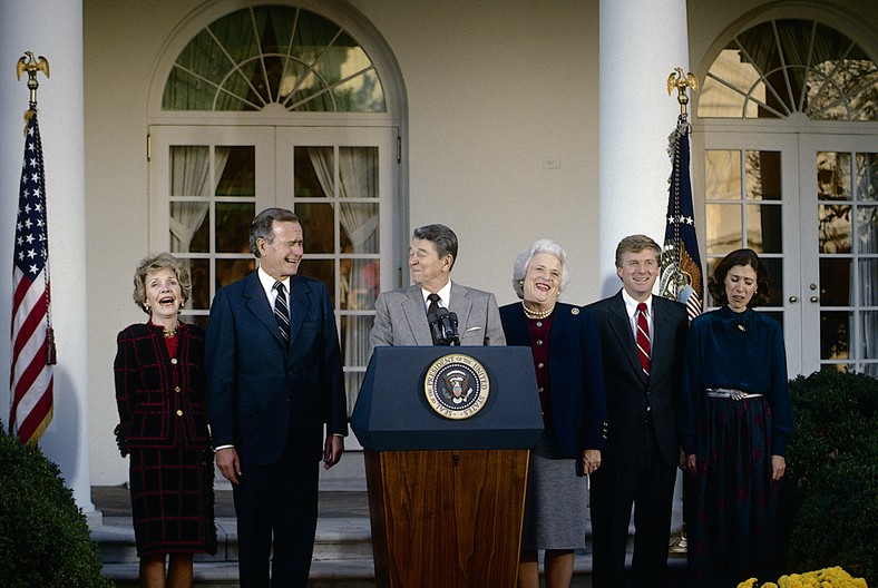 Od lewej: Barbara Bush, George H. W. Bush, Ronald Reagan, Nancy Reagan, Dan Quayle i Marilyn Quayle