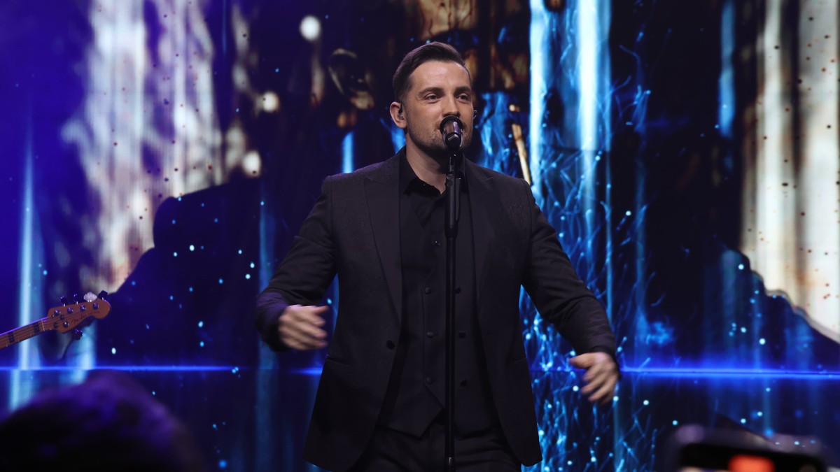 BURNO NA KONCERTU U BEOGRADU Mirza Selimović spomenuo Tonija Cetinskog, publika počela da ZVIŽDI, orilo se 