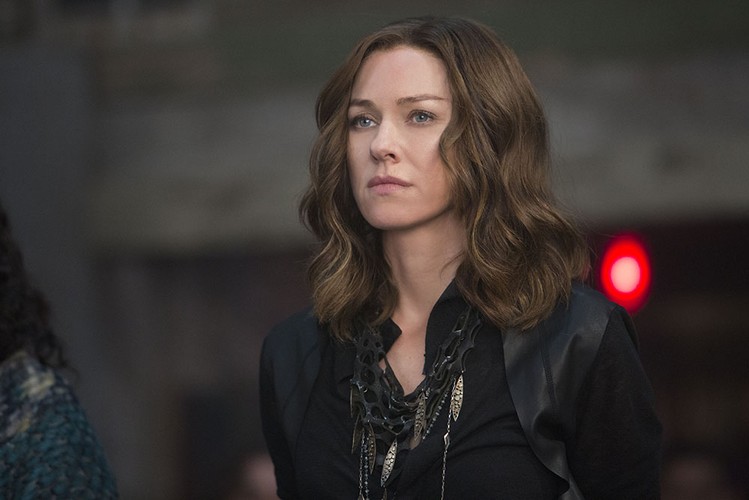 Naomi Watts jako Evelyn