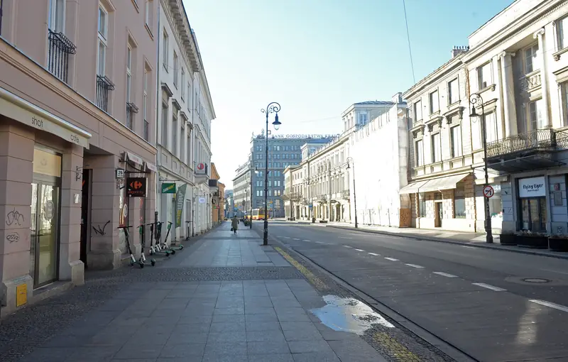 Widok na Nowy Świat między Foksal a Smolną, w kierunku pl. Trzech Krzyży, marzec 2020